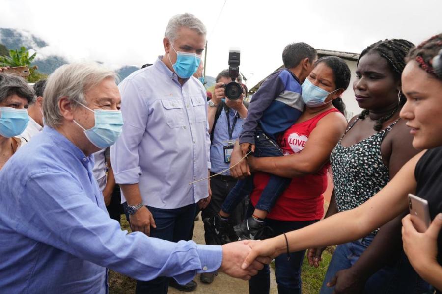  O secretário-geral António Guterres fala com os aldeões em Llano Grande, na Colômbia, onde testemunhou como o processo de paz está se desenvolvendo no país