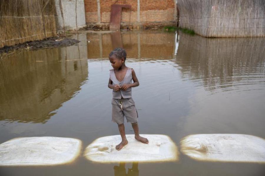Uma criança brinca nas enchentes de Gatumba, perto de Bujumbura, no Burundi.
