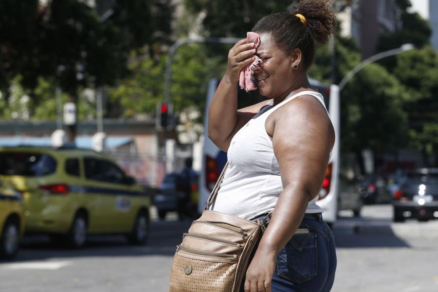 Mulher tenta se proteger da onda de calor atinge o clima do Rio de Janeiro