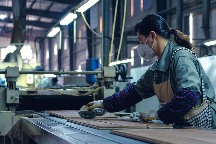 trabalhadora na linha de produção na china