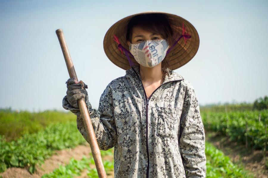 agricultora com máscara de proteção contra covid