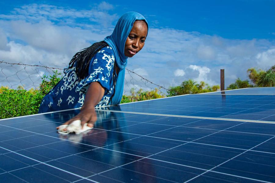 Uma cooperativa de mulheres no sul da Mauritânia está usando energia solar para operar o poço que fornece água para a horta.