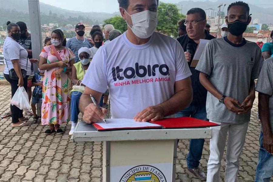 O prefeito Marco Antônio Lage assinou o Termo de Compromisso para o Enfrentamento ao Racismo no Município de Itabira