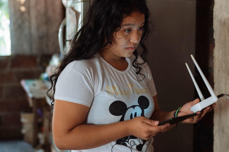 Uma adolescente se prepara para participar de uma aula virtual em casa em Monte Sinaí, no Equador