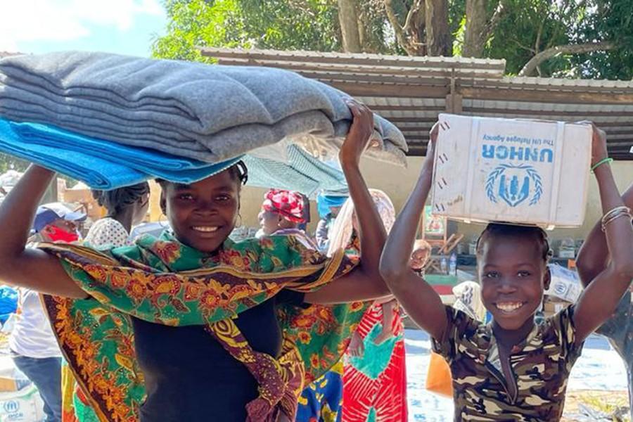 mulheres moçambicanas recebem ajuda humanitária