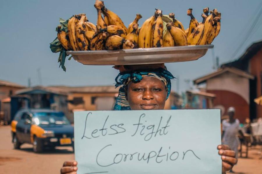 Uma vendedora de frutas se manifesta contra a corrupção em Gana