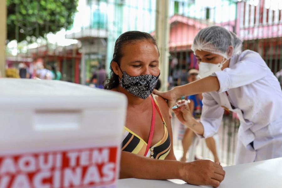 Campanha de vacinação contra a COVID-19 em comunidade ribeirinha do norte do Brasil