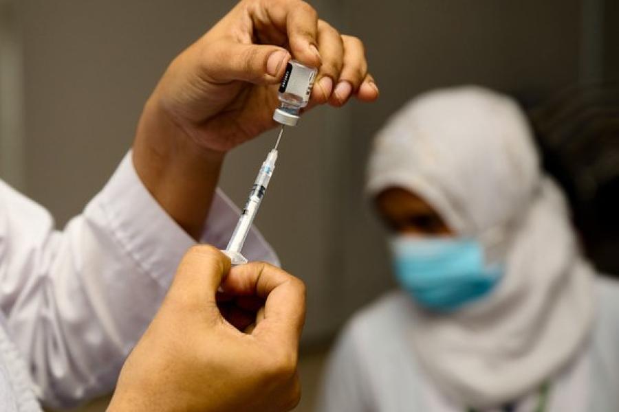 Uma vacina é preparada no lançamento da vacinação do convênio COVAX em Dhaka, no Bangladesh