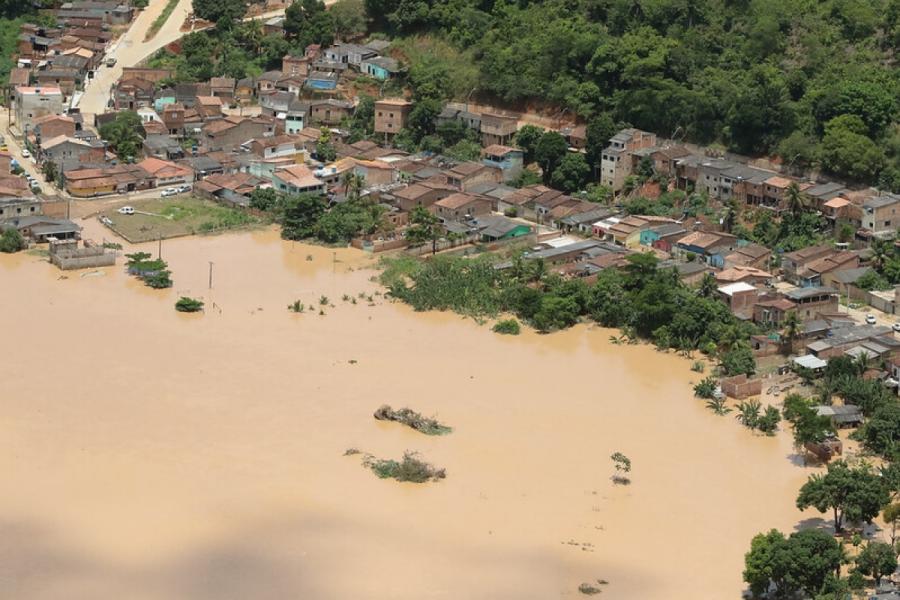 Vista aérea de enchentes na Bahia em dezembro de 2021