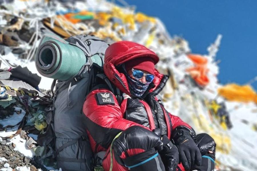 O alpinista Nirmal Purja e sua equipe juntaram 500 kg de lixo no Monte Manaslu, no Nepal.
