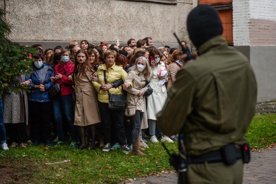 Durante uma manifestação de protesto em apoio à líder da oposição bielorrussa, Maria Kolesnikova, mulheres locais resistem às tentativas da polícia de detê-las