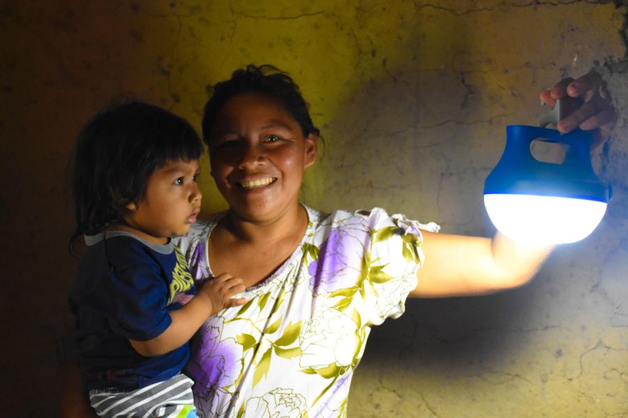 Comunidades indígenas isoladas receberam lâmpadas do ACNUR com apoio da prefeitura de Normandia