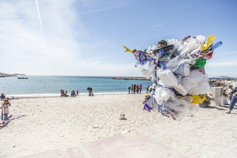 A poluição plástica é uma grande ameaça à vida marinha 