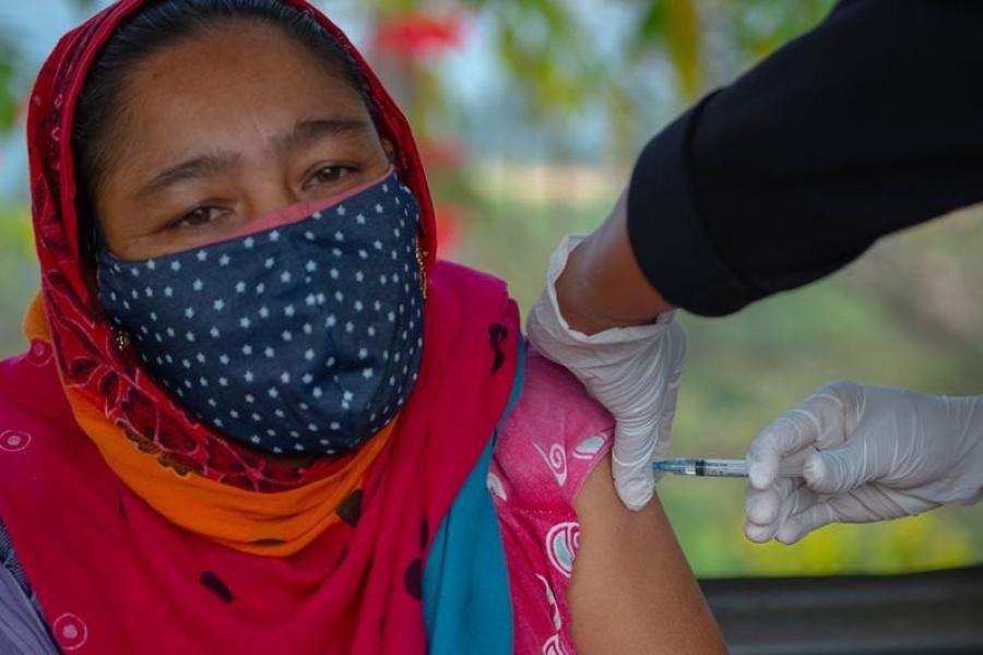 Comunidades em Kohima, na Índia, sendo vacinadas contra a COVID-19