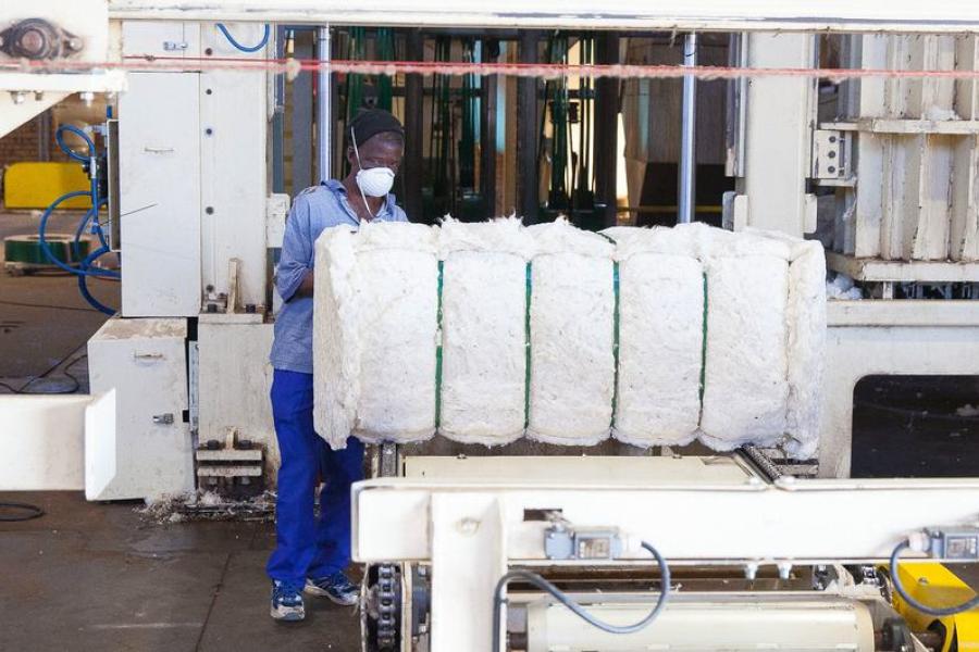 Um homem trabalha em uma fábrica de algodão nos arredores de Joanesburgo, na África do Sul
