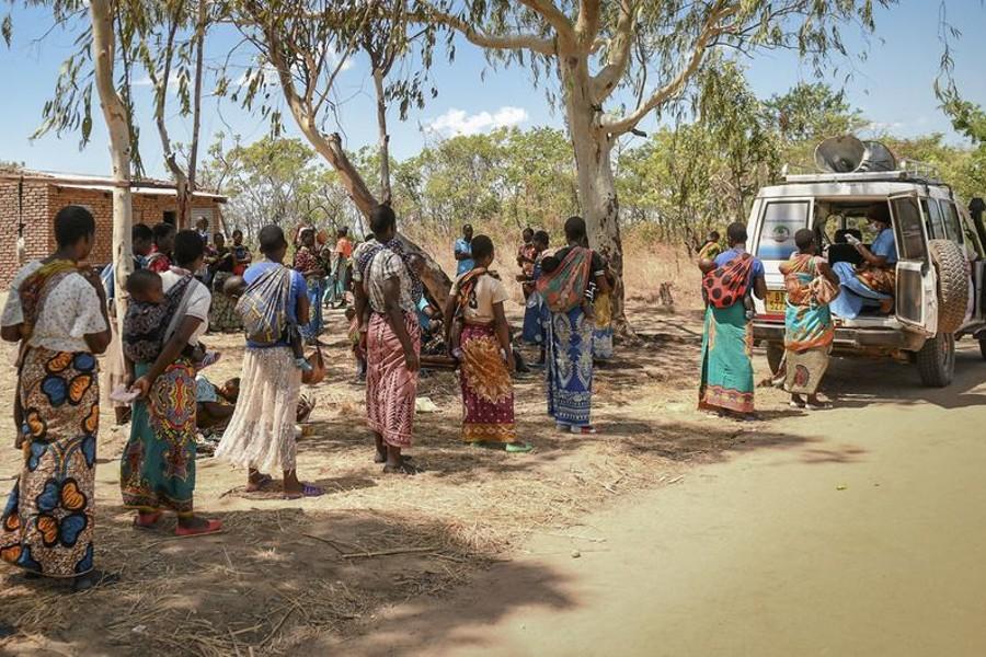 Mulheres fazem fila para receber a vacina de COVID-19 no Malawi