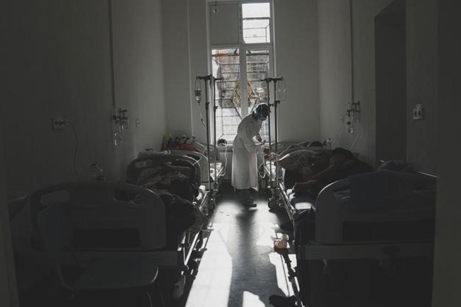 enfermeira atende pacientes hospitalizados na ucrania