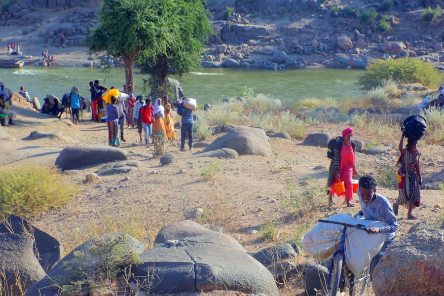 Refugiados etíopes, fugindo de confrontos na região norte do país de Tigray, cruzam a fronteira com Hamdayet, no Sudão