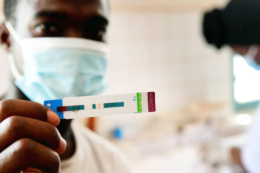 Um homem é testado para o HIV no Centro de Saúde de Odienné, na Costa do Marfim
