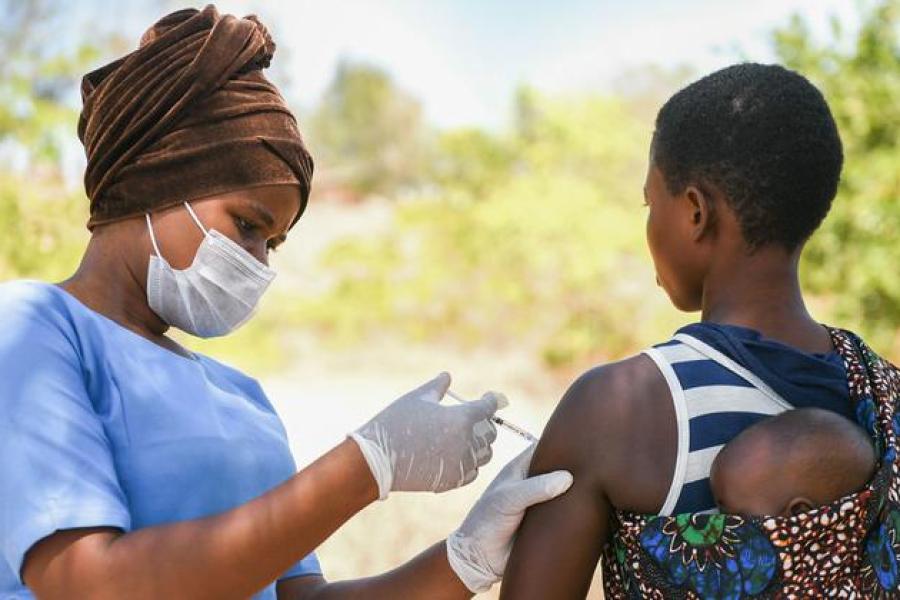 Mulher é vacinada no distrito de Kasungo, no Malawi