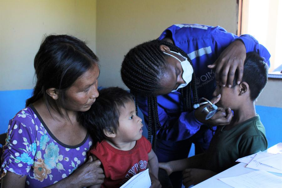 trabalhadora da oim realizada atendimento de saúde em crianças indígenas