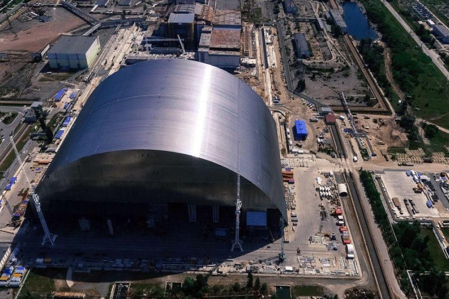 Proteção recobre a usina de Chernobil depois do acidente nuclear de 1986