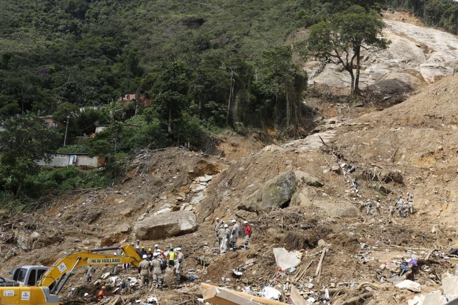 Equipes de resgate trabalham na busca por vítimas do deslizamento de terra no Morro da Oficina, após as chuvas em Petrópolis (RJ)