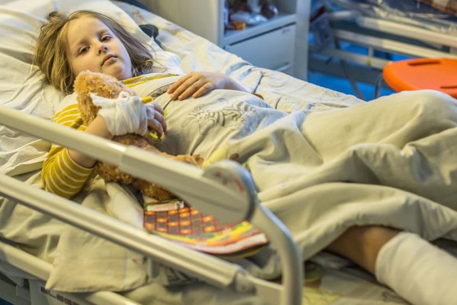 Um bombardeio matou a mãe de Milana, de 6 anos. Ela se recupera de uma cirurgia num hospital infantil em Kyiv, na Ucrânia