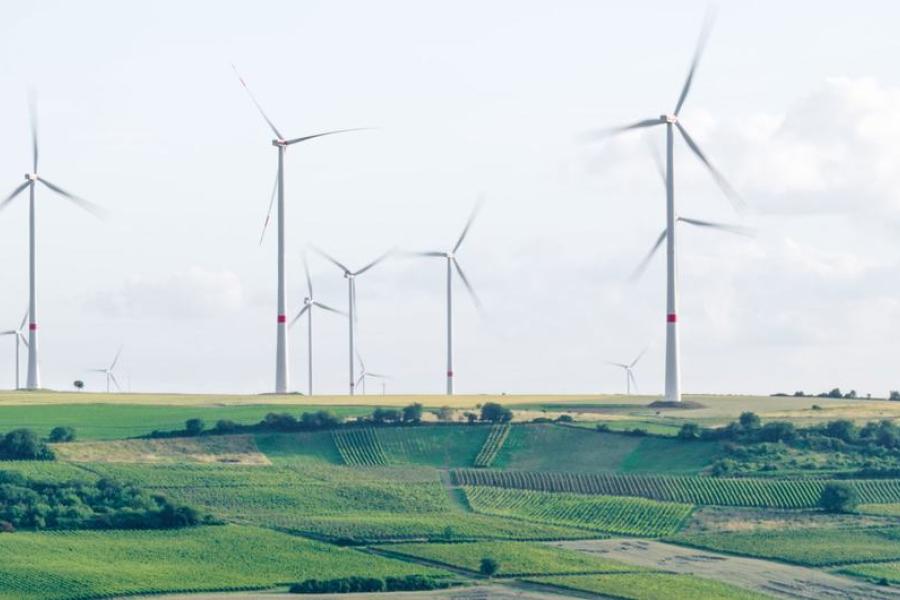 Uma fazenda de energia eólica na Alemanha