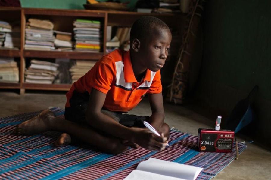 um menino estuda em casa em Dori, Burkina Faso