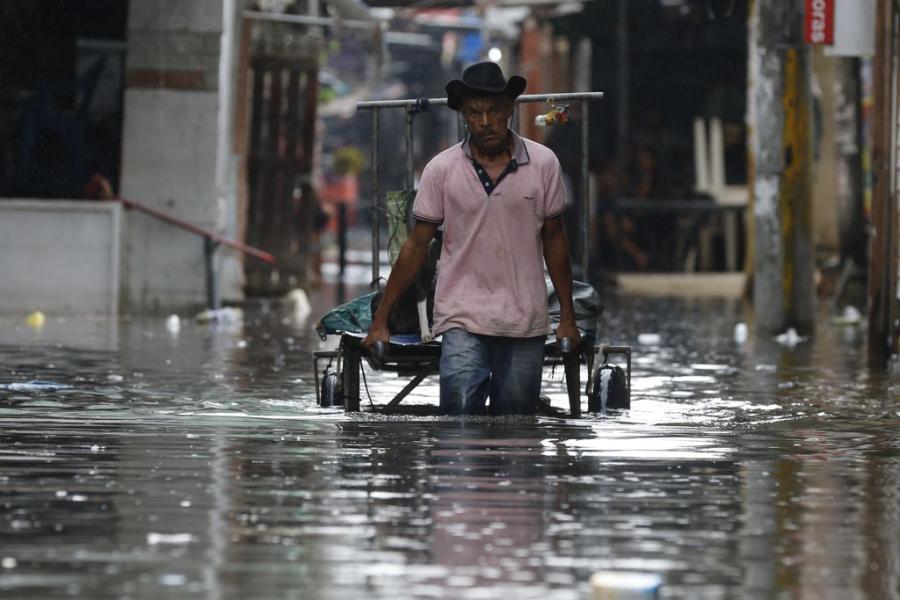 Moradores e comerciantes da comunidade de Rio das Pedras, zona oeste da cidade, sofrem com alagamentos devido às chuvas intensas que causaram estragos em vários pontos do Estado do Rio de Janeiro