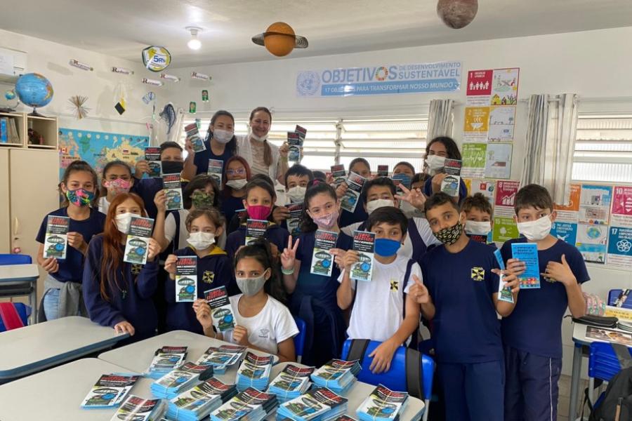 ​A professora Patrícia Wanderlinde Alves e os alunos da 5º ano da Escola Básica Professor Judith Duarte de Oliveira