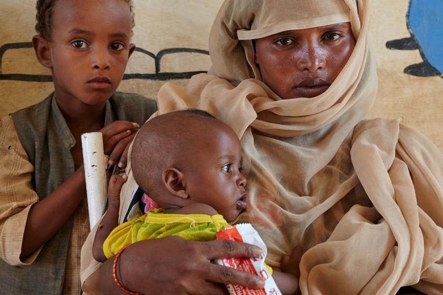 As crianças no Sudão recebem uma pasta à base de amendoim para tratamento da desnutrição.