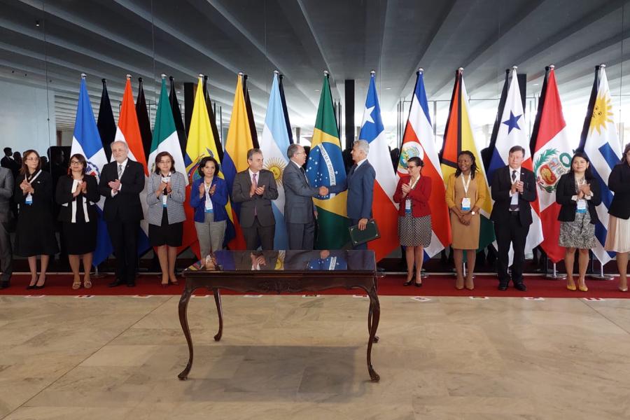 Representantes dos governos do Brasil e Chile se cumprimentam na troca da Presidência Pró-Tempore do Processo de Quito