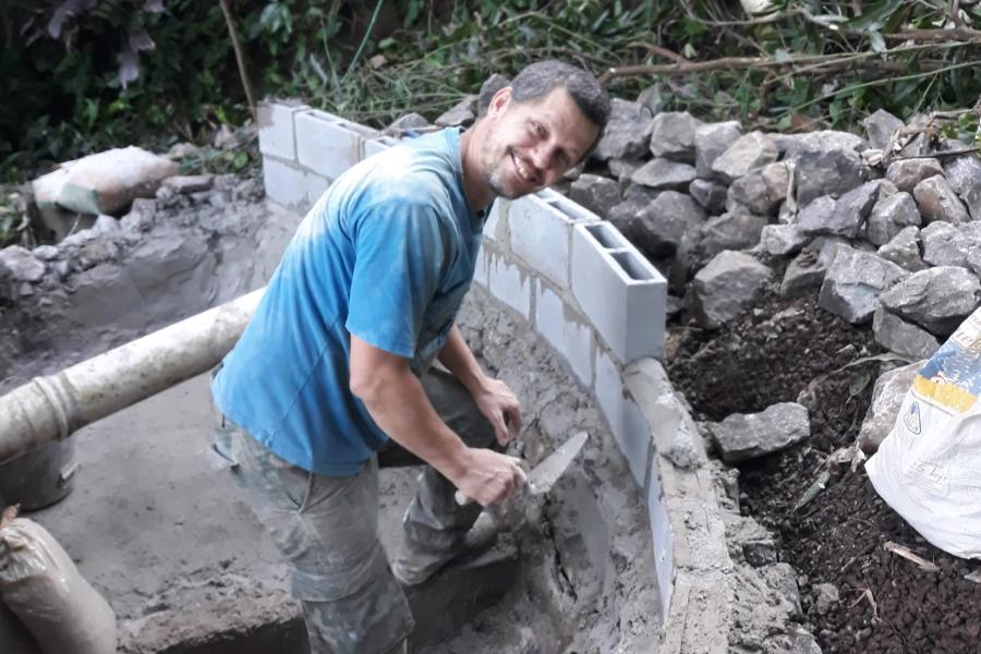 O morador do Vale Encantado, Otávio Barros, durante uma das fases de implementação do projeto. 