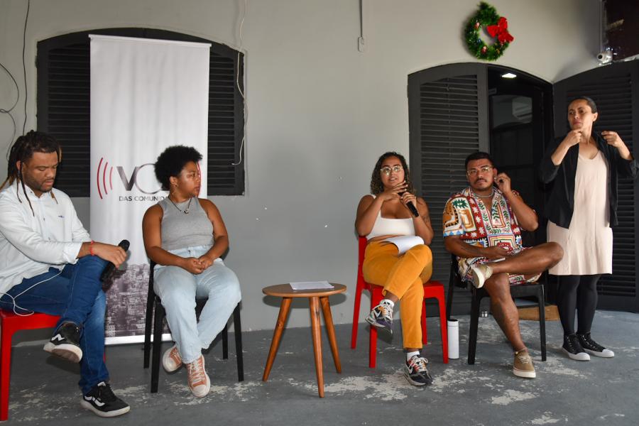 Rene Silva, Aisha Sayuri, Mayara Donaria e Carlos Marra participaram da roda de conversa que discutiu igualdade de raça e gênero no Dia dos Direitos dos Humanos. Renata Souza fez a tradução de Libras do evento.