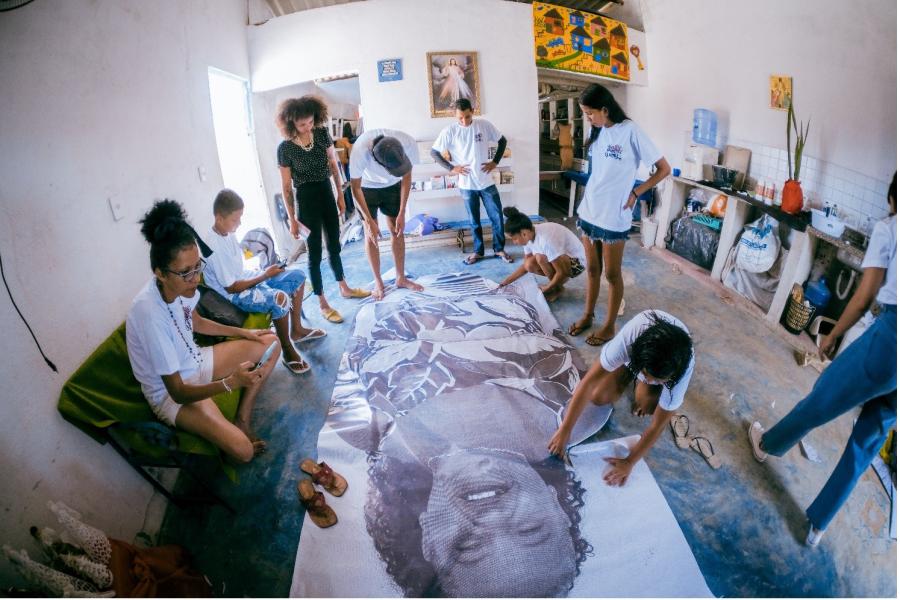 Projeto Grota-Lambe realizou intervenção com foto colagem de moradores das grotas na comunidade da Vila Emater II