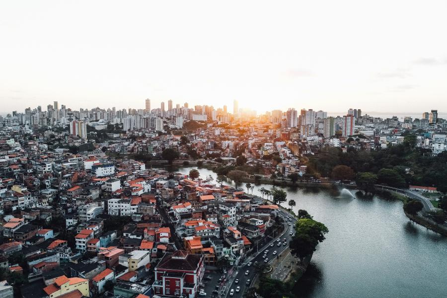 vista aérea de cidade com rio