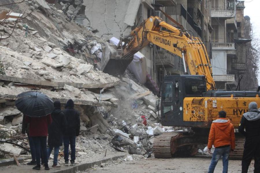 Busca por sobreviventes do terremoto em Aleppo, na Síria.