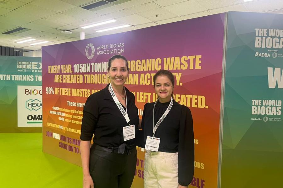 Duas mulheres, Luciana Scheid e Danieli Rambo, durante o evento World Biogas Summit