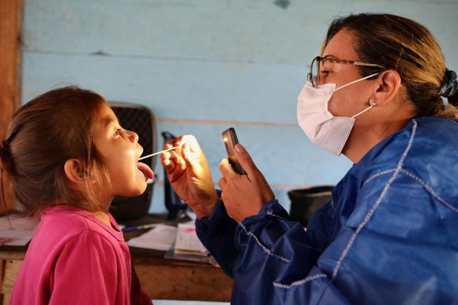 Enfermeira da OIM durante consulta médica em áreas remotas do Brasil.