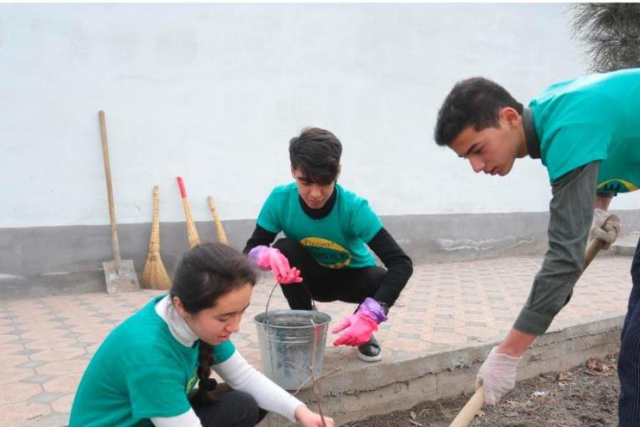 Jovens ecoativistas plantando árvores no Tadjiquistão, apoiados pelo UNICEF. 