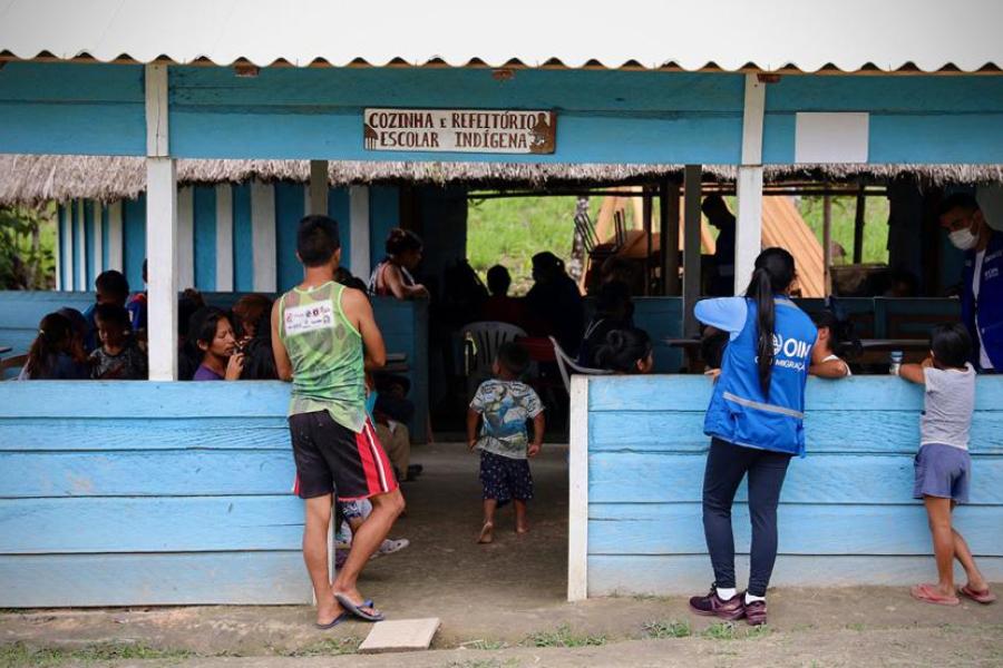 Venezuelanos e indígenas brasileiros aguardam consulta médica em uma escola aberta em Sakao Motá, uma aldeia remota da fronteira brasileira com a Venezuela, no estado de Roraima.
