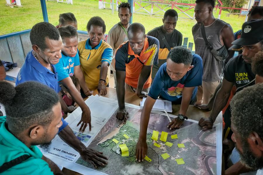 Em Papua do Sul, na Indonésia, grupos comunitários de planejamento e o zoneamento permitem que as comunidades indígenas avaliem os impactos das mudanças climáticas e tomem decisões sobre o uso sustentável de suas terras. 