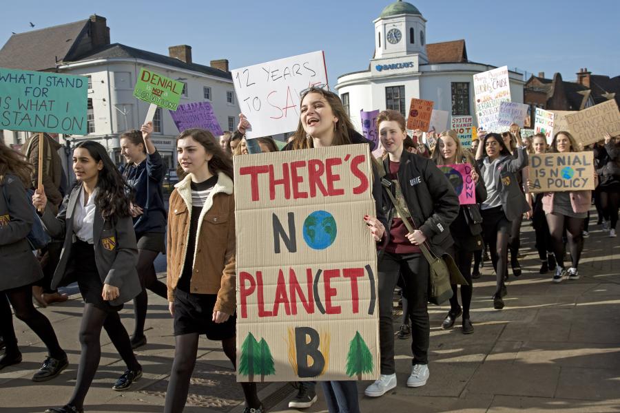 Jovens marcham pelo centro de Stratford-upon-Avon, no Reino Unido, pedindo ação urgente sobre a crise climática. 