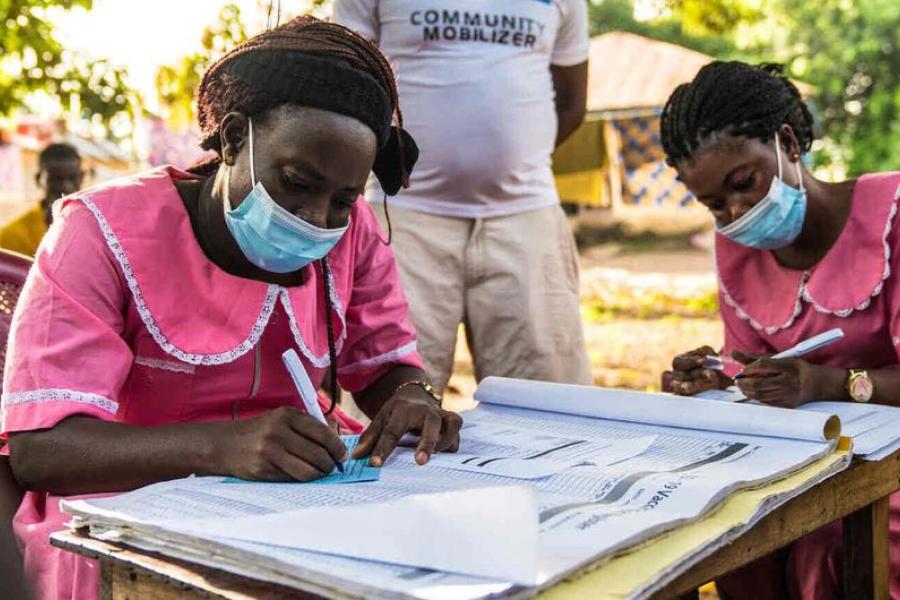 Enfermeiras trabalham em uma clínica móvel de vacinação contra a COVID-19 em Rofunta, Serra Leoa, em dezembro de 2022.