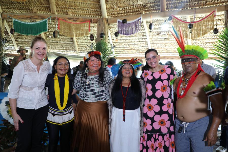 Autoridades brasileiras, incluindo a presidenta da Fundação Nacional dos Povos Indígenas, Joenia Wapichana, a ministra dos Povos Indígenas, Sonia Guajajara, a secretária dos Povos Indígenas do Pará, Puyr Tembé, e a secretária-executiva da Secretaria-Geral da Presidência da República, Maria Fernanda Coelho, e equipe da ONU Brasil, se reúnem com lideranças indígenas na Terra Indígena Alto Rio Guamá. 