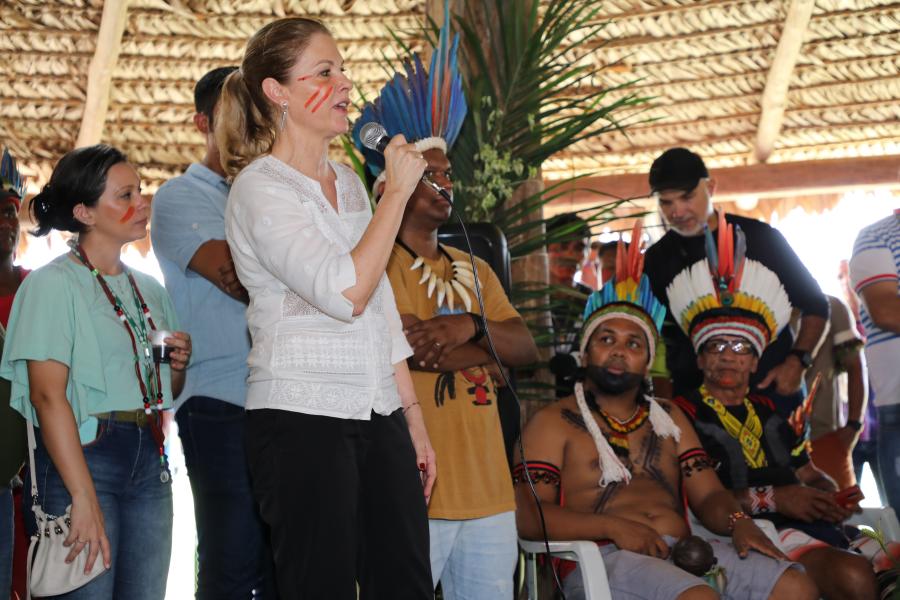 Coordenadora Residente da ONU no Brasil, Silvia Rucks, conversa com lideranças indígenas durante a cerimônia de entrega simbólica da titulação da terra aos povos Tembé, Timbira e Kaapor, na Terra Indígena Alto Rio Guamá, no noroeste do Pará, no dia 28 de junho de 2023.    