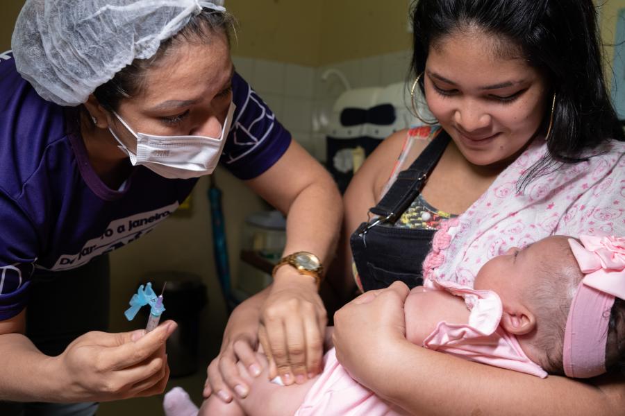 Imunização infantil inicia recuperação após retrocesso da COVID-19 No Brasil, o número de crianças que não receberam nenhuma dose da vacina DTP diminuiu de 710 mil, em 2021, para 430 mil em 2022.