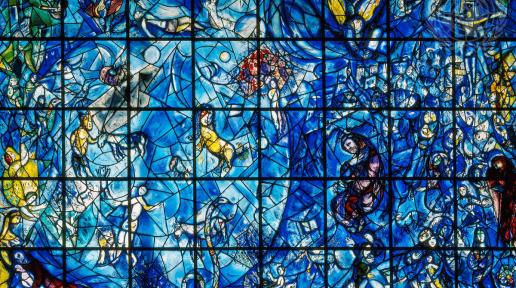 Essa grande composição em vitral homenageia Dag Hammarskjöld, ex-secretário-geral das Nações Unidas, e os outros quinze funcionários que perderam a vida em um acidente de avião em Ndola, na Zâmbia, enquanto estavam em uma missão de paz. É um presente de Marc Chagall, artista francês que executou a obra, e está em exibição permanente no Memorial Dag Hammarskjöld, na sede da ONU em Nova Iorque. 
